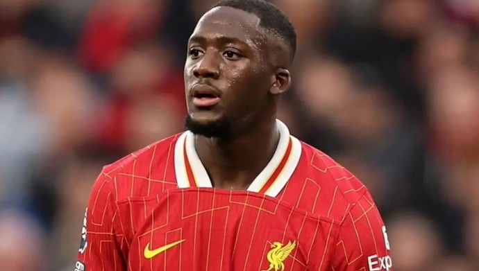 Liverpool và Real đấu trí vì Konate.