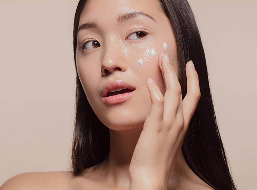 Những loại chứa thành phần cấp nước như hyaluronic acid hay nha đam sẽ giúp làm dịu, cung cấp độ ẩm