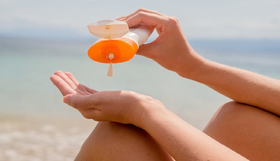 Cần chọn loại có khả năng chống nước và thoa lại sau khi lau khô cơ thể