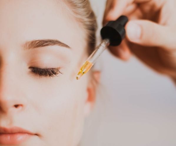 Những loại khác như tinh dầu hương thảo, ngọc lan tây, jojoba hay hoa hồng cũng mang lại lợi ích tương tự