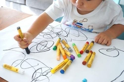 Trẻ vẽ nguệch ngoạc là biểu hiện của sự phát triển