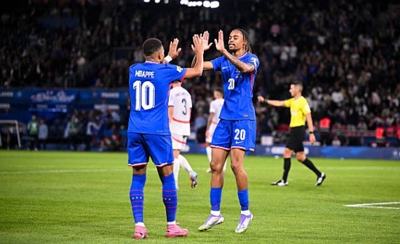 Mbappe kiến tạo cho Barcola ghi bàn.