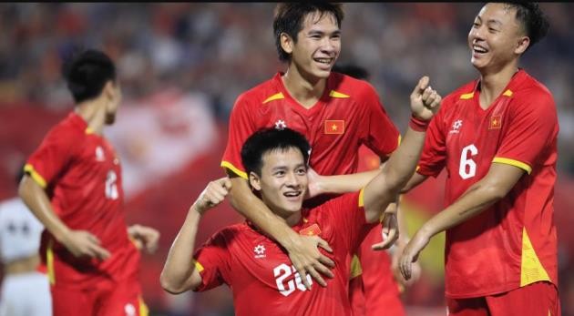 Niềm vui của Thành Nhàn (số 22) và các đồng đội.