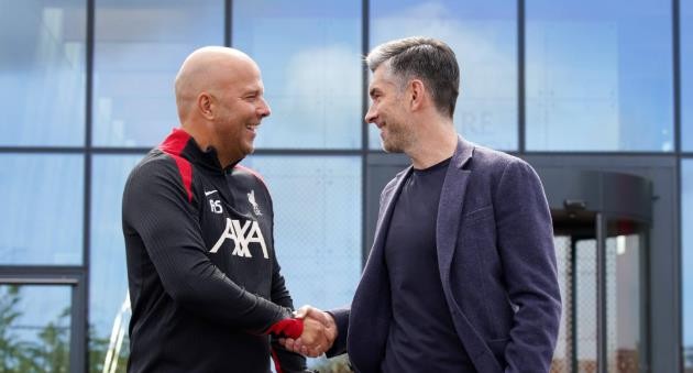 Arne Slot và Richard Hughes làm việc rất ăn ý.