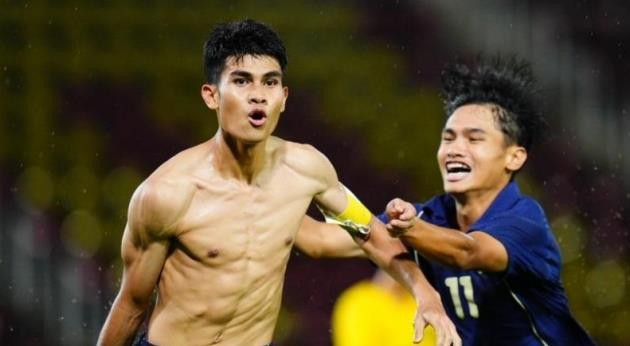 người hùng của U23 Thái Lan.