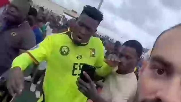 Andre Onana bất lực sau thất bại của đội tuyển Cameroon.