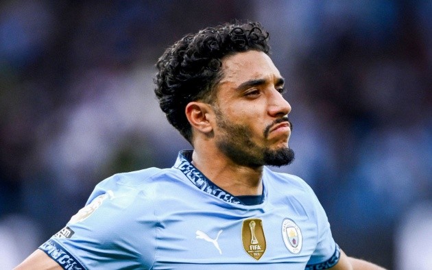 không thể góp mặt trong trận derby Manchester.