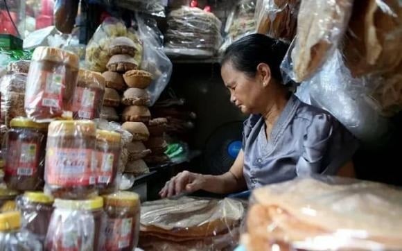 Hiện nay, theo Điều 10 Luật Thuế thu nhập cá nhân, cá nhân kinh doanh nộp thuế theo tỷ lệ phần trăm trên doanh thu tùy từng lĩnh vực, ngành nghề. 