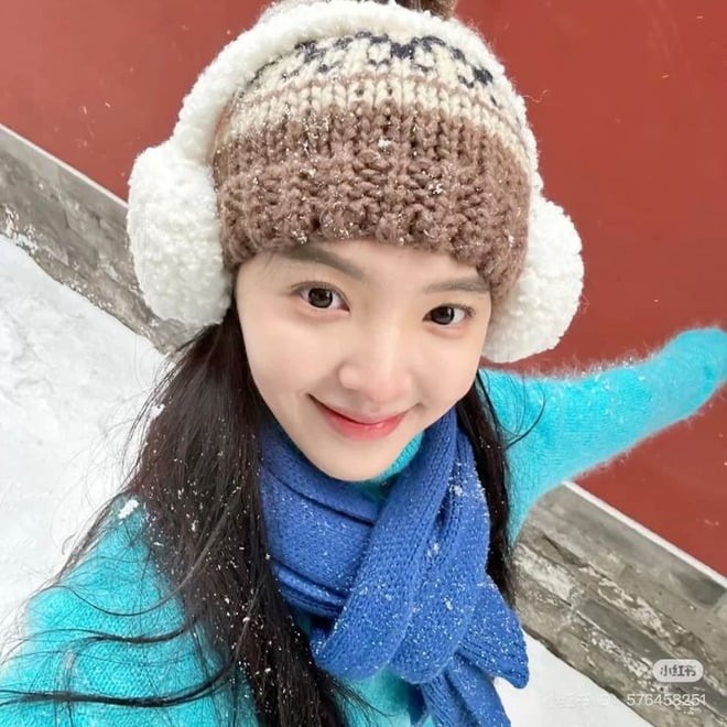 Mỹ nhân 9x thường chọn mũ nồi len hoặc mũ len trùm đầu để hoàn thiện diện mạo.