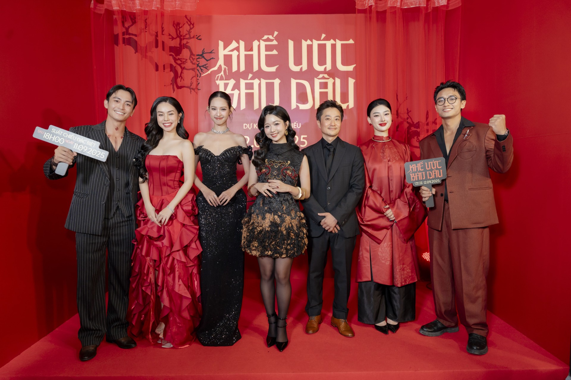 Dàn diễn viên chính trong buổi công chiếu sớm.