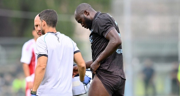 Lukaku rời sân sau khi bị chấn thương