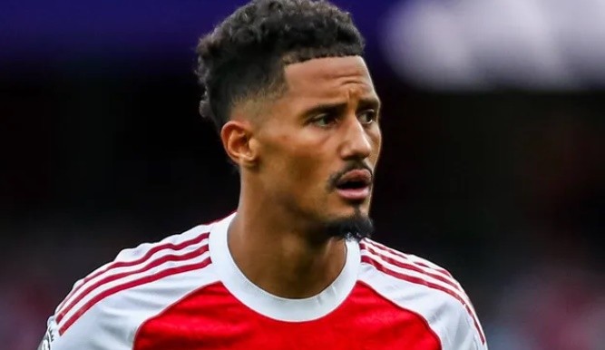 Saliba chưa thể ra sân sau chấn thương trong trận gặp Liverpool.