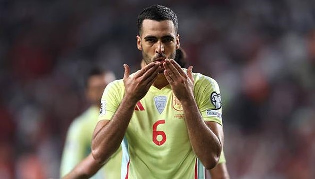 Mikel Merino duy trì phong độ ghi bàn ấn tượng.