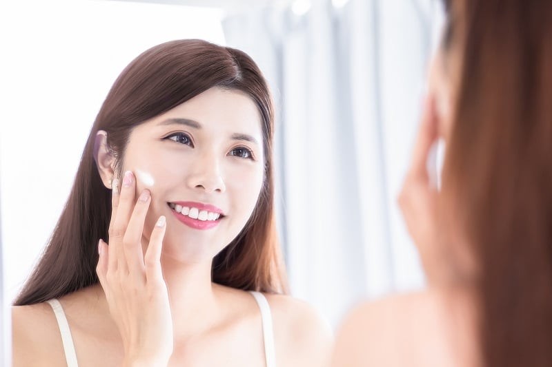 Khi thời tiết hanh khô hơn, các sản phẩm kiềm dầu, sữa rửa mặt làm sạch sâu hoặc kem dưỡng quá mỏng nhẹ thường không còn phù hợp