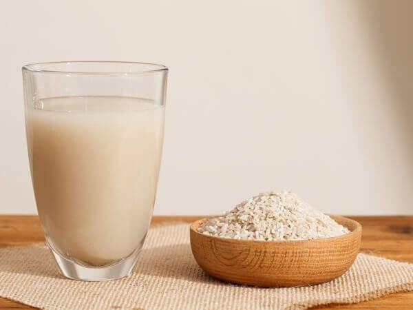 Sikhye – loại nước gạo lên men truyền thống – không chỉ thơm mát mà còn giàu enzyme và probiotic tự nhiên.