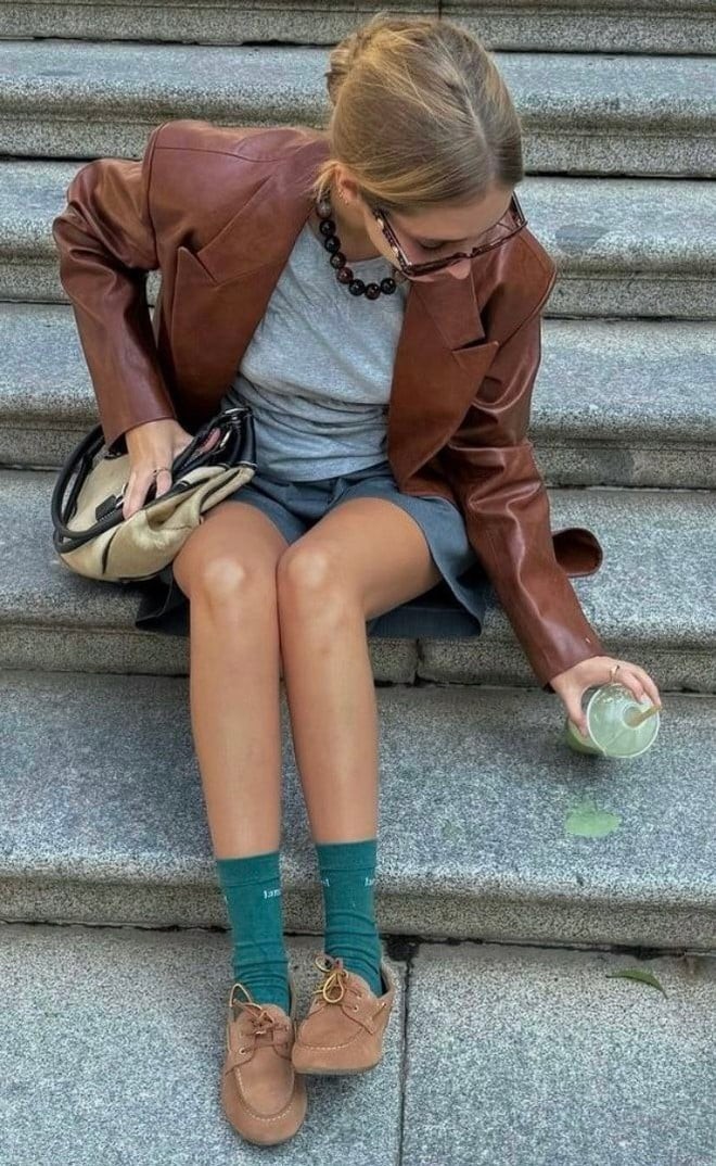 Boat shoes vốn gắn liền với phong cách học đường Mỹ nhưng khi được làm mới bằng chất liệu da lộn
