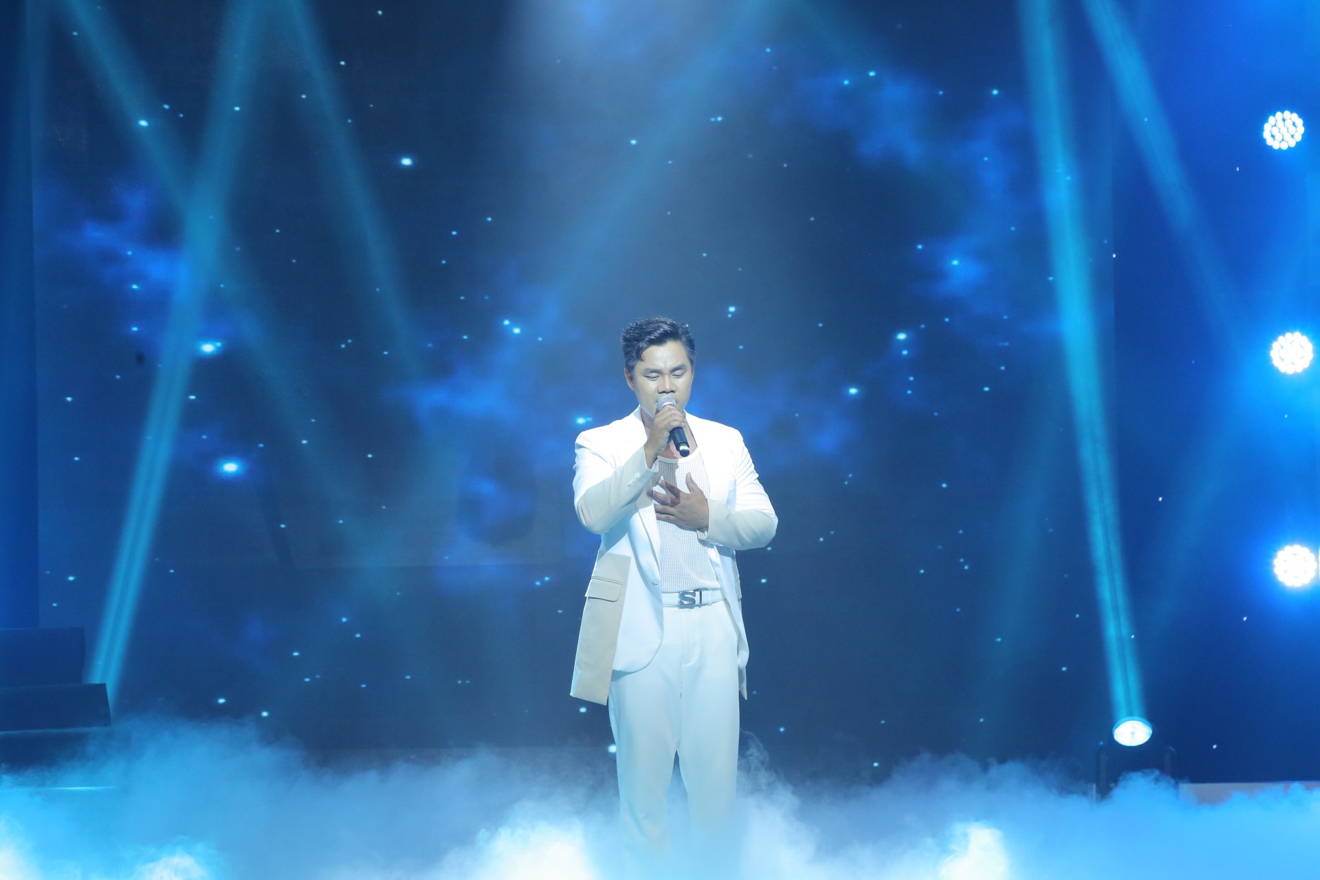 Hồ Huỳnh Sơn mở màn đêm thi xuất hiện với ca khúc ballad “Hẹn yêu”.