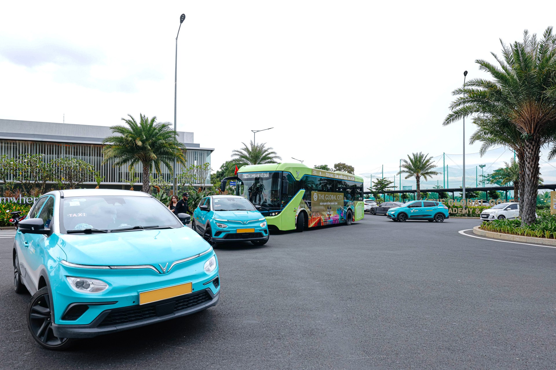The Global City mang đến nhiều lựa chọn di chuyển tiện lợi dễ dàng, từ những tuyến metro, đến những chuyến xe buýt điện miễn phí do Masterise Homes đầu tư, kết nối thẳng từ trung tâm thành phố.
