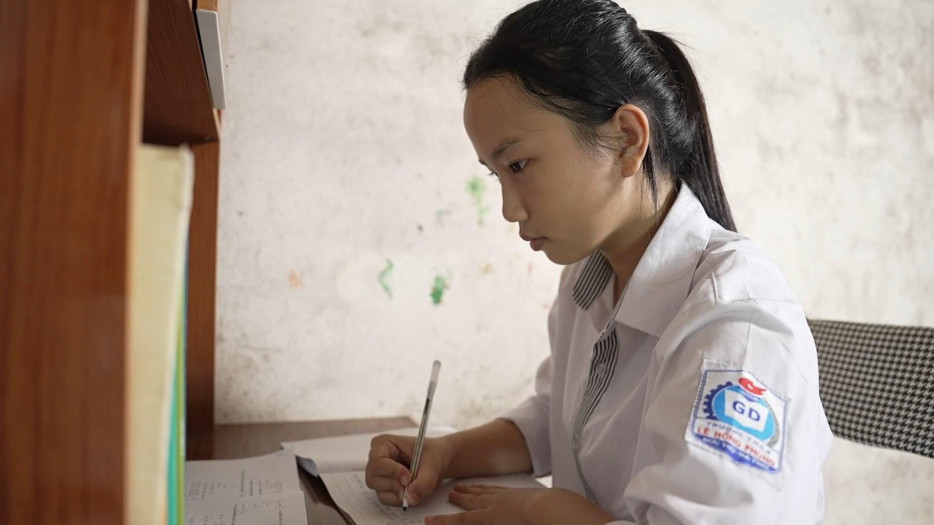 Quỳnh Chi là cô bé hiếu học, nhiều năm liền đạt danh hiệu học sinh khá giỏi. 