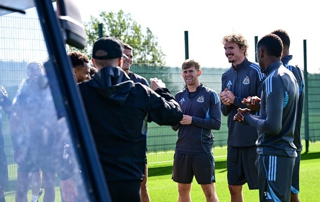 Newcastle rôm rả trở lại sau khi bán Isak