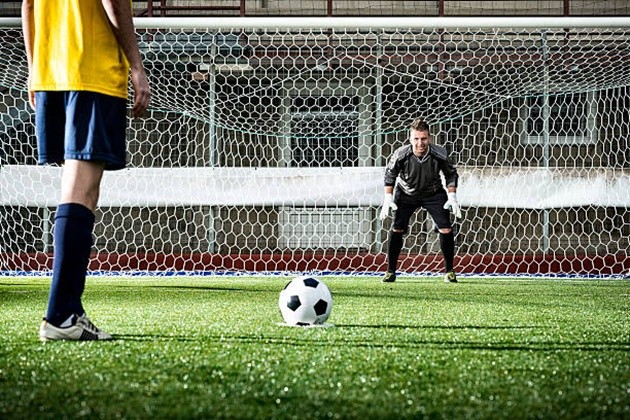 Cách thức người thực hiện cú sút 11m đánh lừa thủ môn cũng được FIFA quy định rõ ràng.