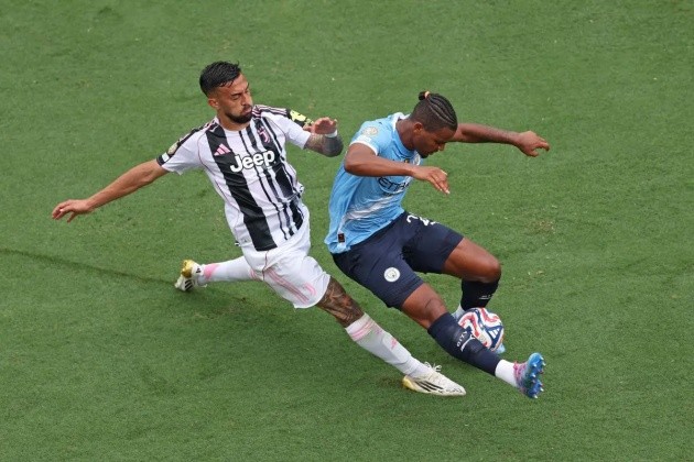 Akanji đối đầu với chính Juventus ở FIFA Club World Cup hè vừa qua.