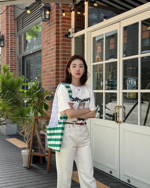 Mẫu quần này mang đến vẻ nữ tính, tao nhã và kết hợp rất ăn ý với áo thun họa tiết. 