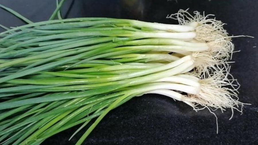 Khi bảo quản hành, bạn nên giữ lại phần rễ để hành được tươi lâu.