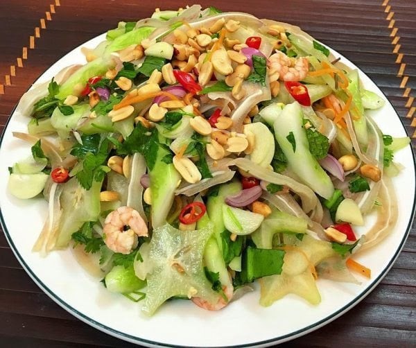 Nộm tai heo khế chua kết hợp rau củ và tôm, hòa quyện vị chua – cay – mặn – ngọt khó cưỡng.