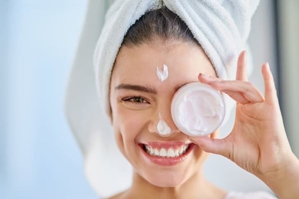 Một số người gặp tình trạng tăng tiết dầu ở vùng chữ T, dẫn tới tắc nghẽn lỗ chân lông và mụn.