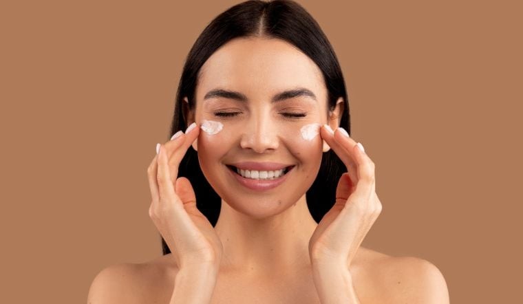 Khi mùa Thu đến, không khí trở nên hanh khô và độ ẩm giảm, khiến da dễ rơi vào tình trạng khô ráp, bong tróc