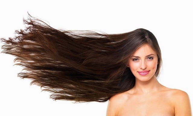 Trước hết là làm đúng cách để giảm tối đa tổn thương cho tóc và da đầu.