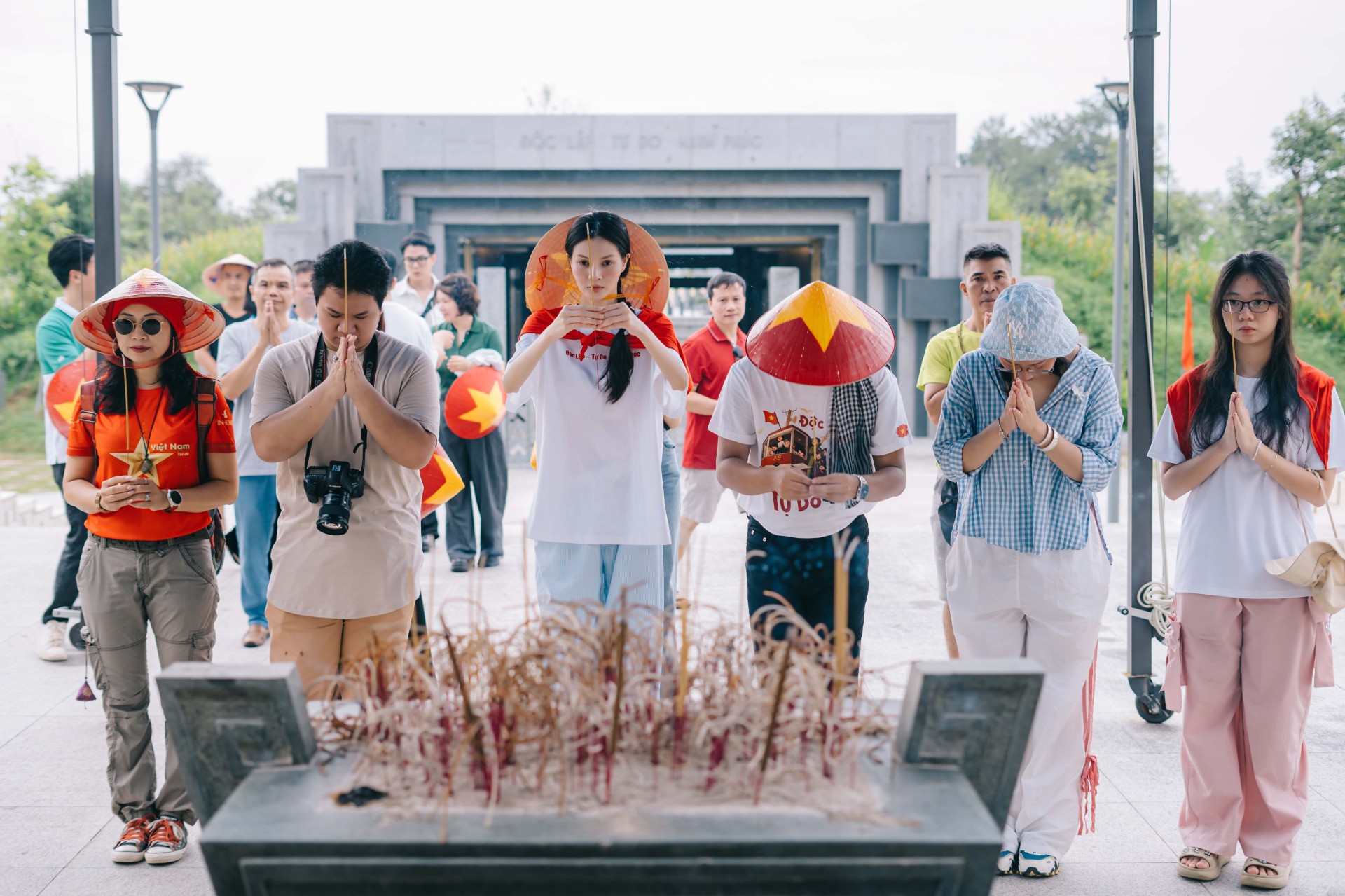 Chương trình thiện nguyện _Tiếp bước em tới trường_ (2)