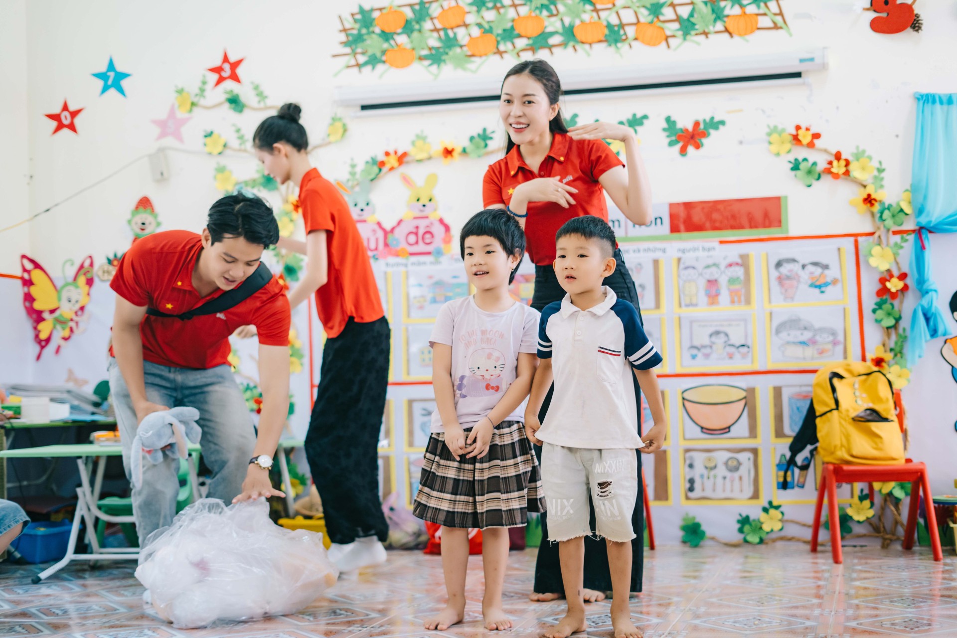 Chương trình thiện nguyện _Tiếp bước em tới trường_ (4)