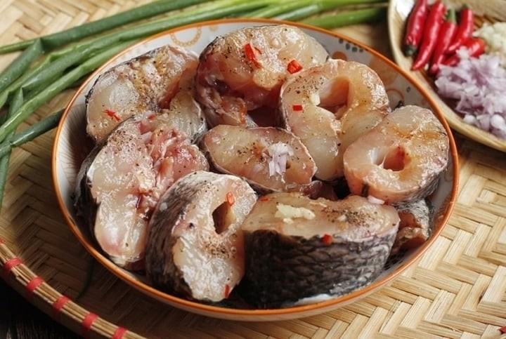 Mẹo ướp cá hết sạch mùi tanh, ngấm đều từng miếng, vụng mấy cũng làm ngon ơ