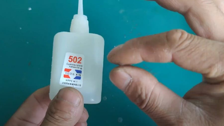Khi bị keo 502 dính vào tay, bạn không nên cố gắng gỡ ra mà không có sự hỗ trợ của một số nguyên liệu khác kẻo làm tổn thương da.
