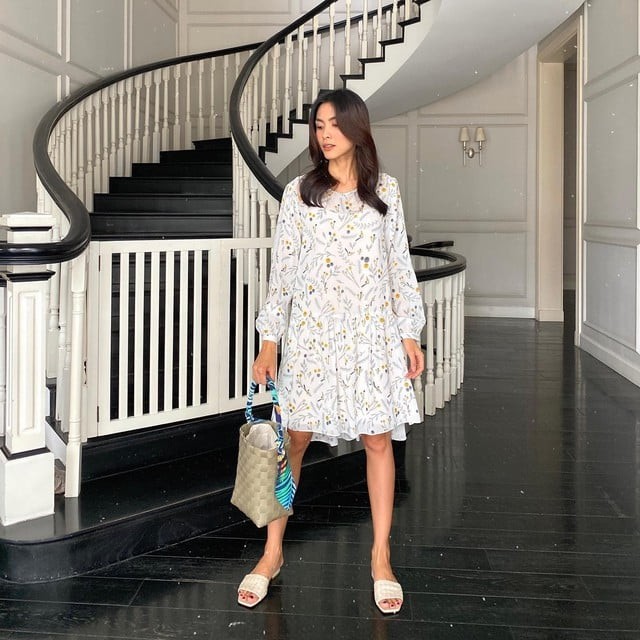 Bằng cách mix dép lê và túi cói, cô đã biến set đồ thành outfit tươi trẻ, thoải mái nhưng vẫn cực cuốn hút.