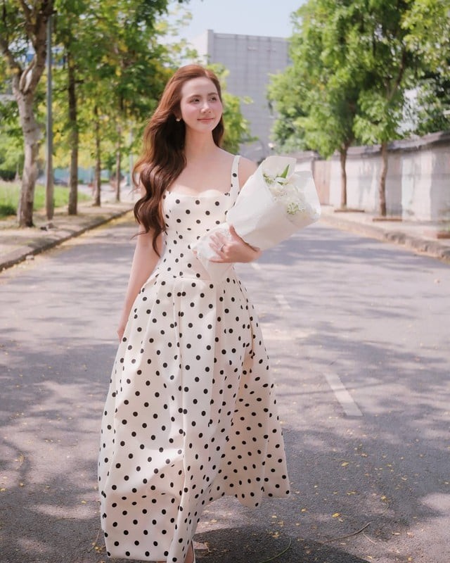 Mẫu váy vốn đã nổi bật nên cô chỉ cần điểm xuyết đôi khuyên tai ngọc trai là đủ, vừa giữ được sự tinh tế 