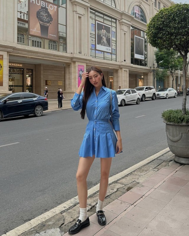  Lương Thùy Linh lại chọn váy sơ mi ngắn, phối tất cao cổ cùng giày loafer.