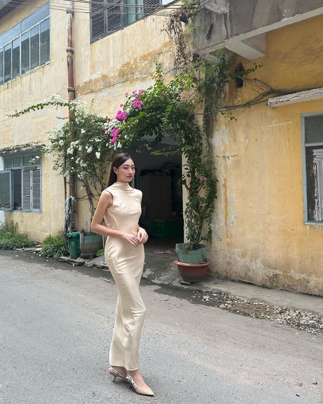 Với kiểu váy này, giày cao gót mũi nhọn sẽ là lựa chọn hợp lý nhất để tôn lên sự chỉn chu và quý phái.