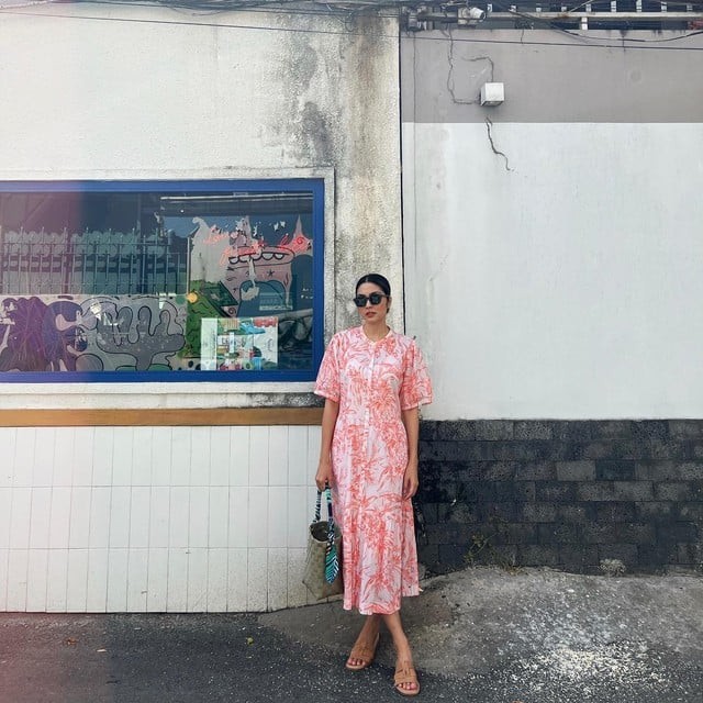 Tăng Thanh Hà cũng mang đến hình ảnh ngọt ngào với chiếc váy hồng họa tiết