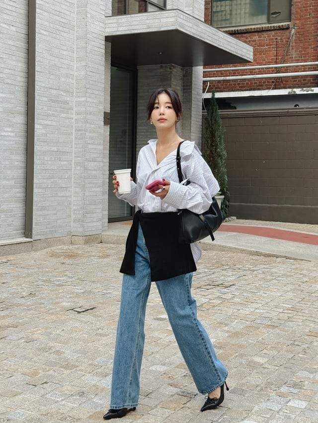 Áo sơ mi dài tay kết hợp với quần jeans ống suông sẽ mang đến vẻ ngoài vừa thanh lịch, vừa trẻ trung.