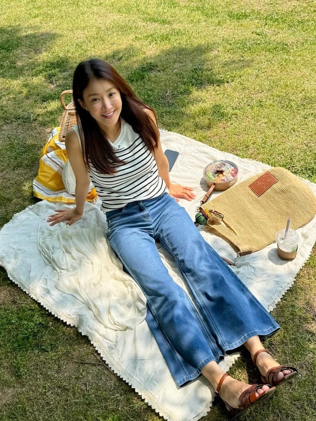 Một lựa chọn khác dành cho tiết trời se lạnh chính là áo gile len tăm.