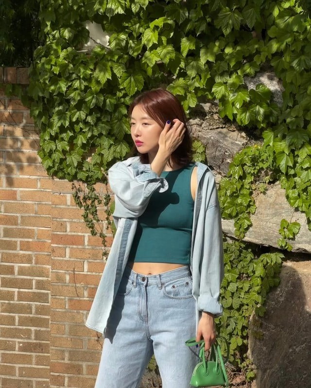 Điểm nhấn cuối cùng là một chiếc túi xách xanh, giúp outfit càng thêm nổi bật và tràn đầy sức sống.