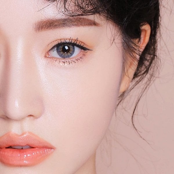 Sau một ngày dài, da bạn phải “gánh” cả lớp makeup, kem chống nắng, bụi bẩn và dầu thừa.