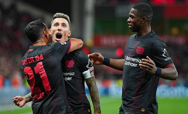Alex Grimaldo giúp Bayer Leverkusen thắng trận đầu tiên ở Bundesliga.