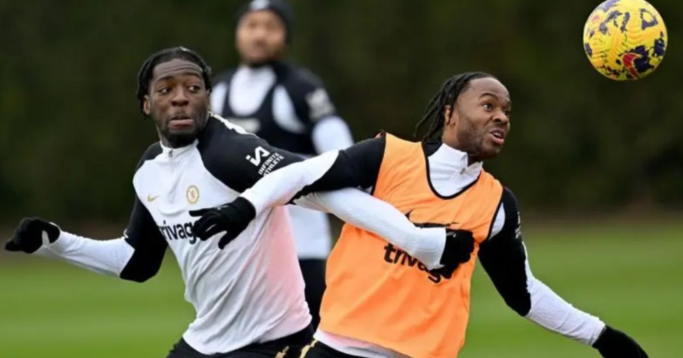Raheem Sterling và Axel Disasi bị gạt ra ngoài đội hình chính của Chelsea.