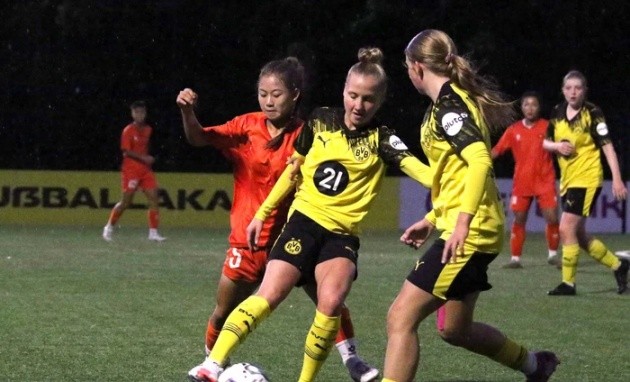 U17 nữ Việt Nam có màn trình diễn ấn tượng trước đội châu Âu.