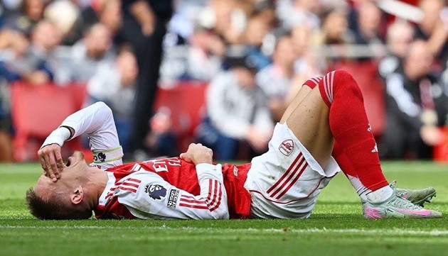 Odegaard đã phải rời sân sớm.