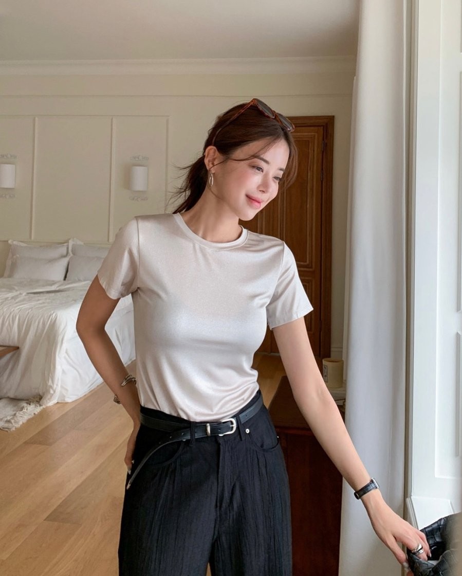 Sự tối giản nhưng tinh tế thể hiện rõ qua combo áo thun xám nhạt và quần ống rộng màu đen